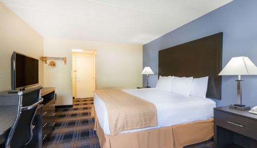 Basic Room, 1 King Bed, Non Smoking