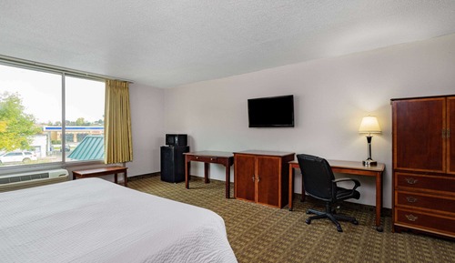 Room, 1 King Bed, Refrigerator & Microwave