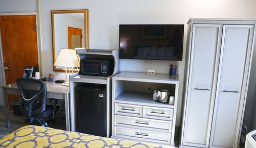 Room, 1 Queen Bed, Accessible, Non Smoking (Mobility, tub w grab bars)