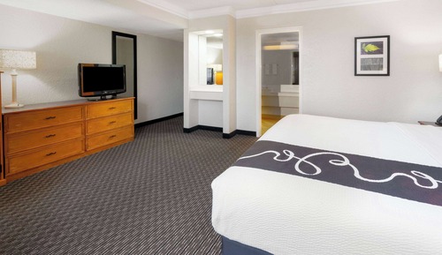 Deluxe Room, 1 King Bed, Accessible, Non Smoking (Mobility/Hearing, Tub w/ Grab Bars)