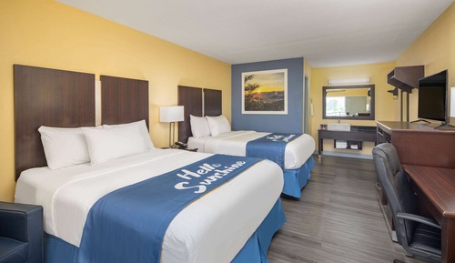 2 Queen Beds, Smoking