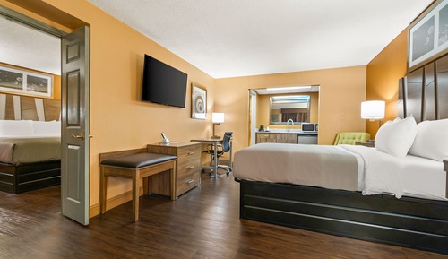Suite, 1 King Bed, Non Smoking (Living Room)