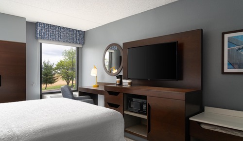 Room, 1 Queen Bed, Refrigerator & Microwave