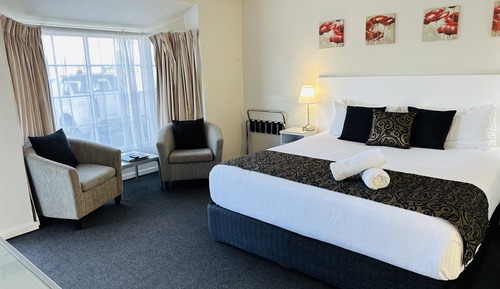 Deluxe Room, 1 King Bed, Bathtub, Valley View