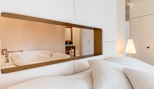 Suite, Hot Tub, River View (with Balcony)