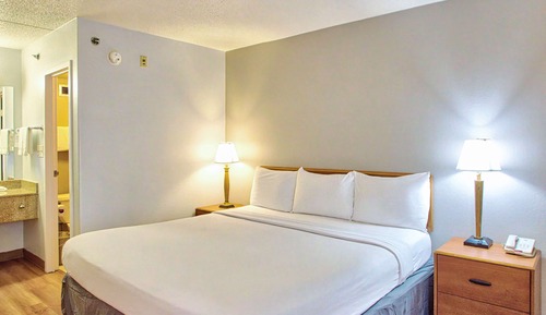 Deluxe Room, 1 King Bed, Accessible, Non Smoking