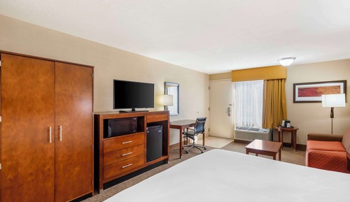 Standard Room, 1 King Bed, Accessible, Bathtub