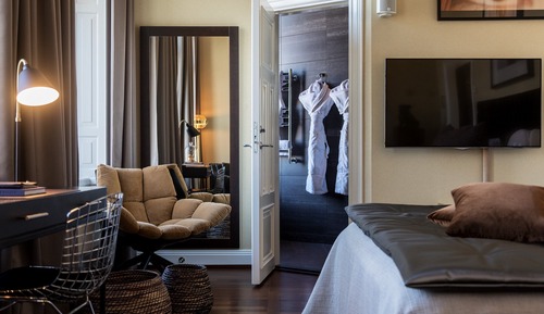 Medium King Room