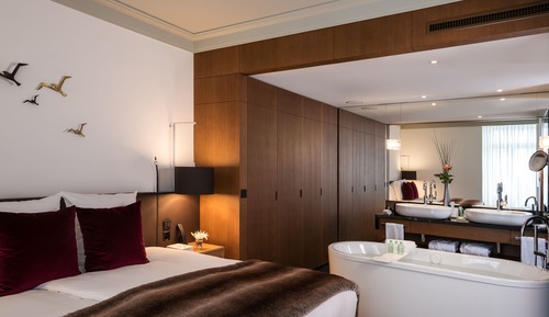 Heritage Lake view Suite with Spa Access