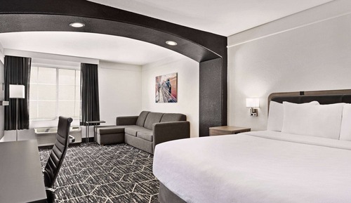 Deluxe Room, 1 King Bed, Accessible, Non Smoking (Mobility/Hearing)