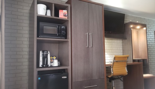 Room, 2 Queen Beds, Roll-in Shower (Communications)