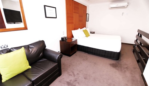 Superior Suite, 1 King Bed, Non Smoking, Jetted Tub (Living Room)