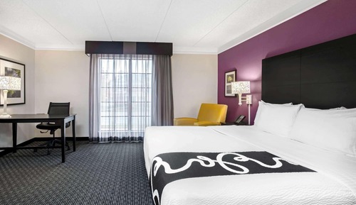 Deluxe Room, 1 King Bed, Non Smoking (Mobility, Bathtub w/Grab Bars)
