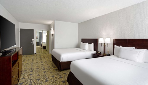 Room, 2 Queen Beds, Accessible, Bathtub