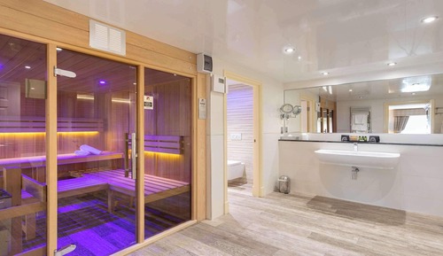 Suite, 1 King Bed (Four Poster Bed)