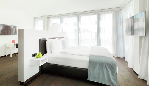 Superior Suite, 1 King Bed, Non Smoking, Corner