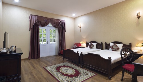 Junior Room, 2 Twin Beds, Balcony, Pool View