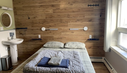 Deluxe Room, 1 Queen Bed, Non Smoking, Mountain View