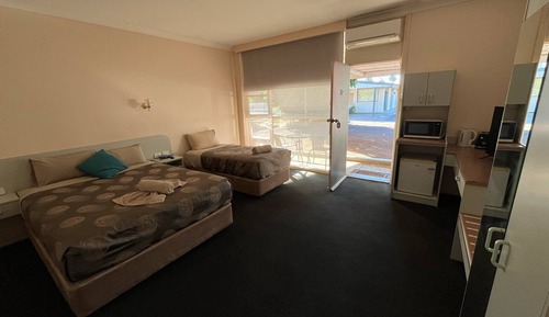 Executive Room (Queen + Single)