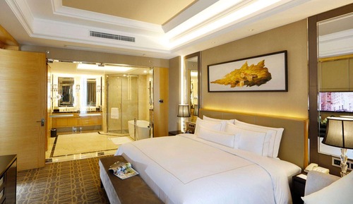 Executive Room, 1 King Bed, Smoking (Executive Royale)