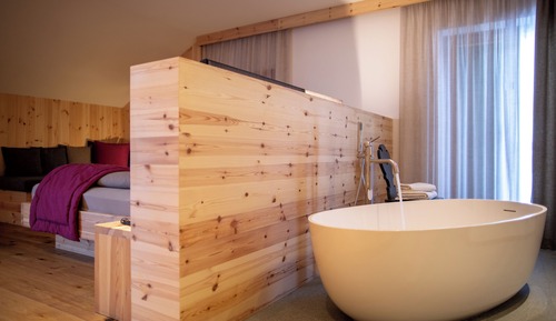 Deluxe Studio Suite, Bathtub