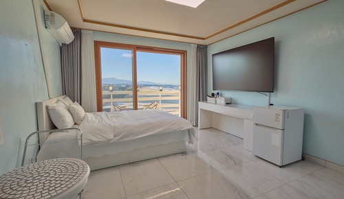 Room (1 Bed, Ocean View)