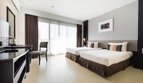 Deluxe One-Bedroom Apartment