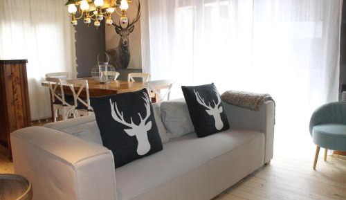 Apartment with Mountain View