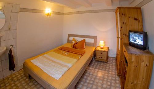 Single Room with Shared Bathroom