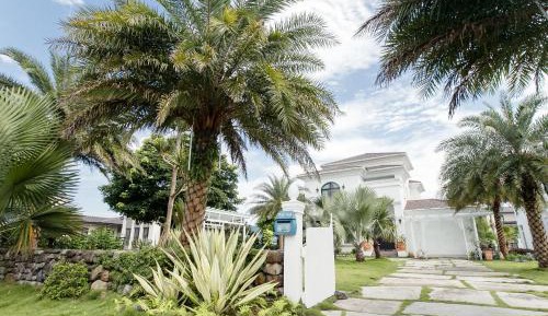 Villa with Garden View