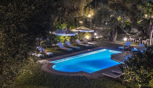 Luxury Apartment with Garden and Pool View