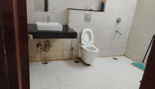 Single Bed in Male Dormitory Room with Shared Bathroom