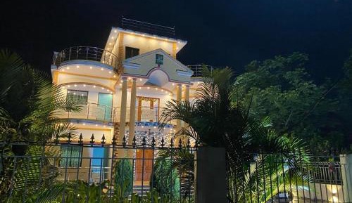 Deluxe Room (2 Adults + 1 Child)