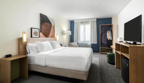 King Room with Roll-In Shower - Mobility Access