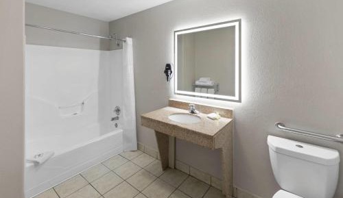 King Room with Bath Tub - Mobility/Hearing Accessible - Non-Smoking