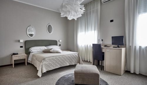 Deluxe Family Room with Pool View (NEW)