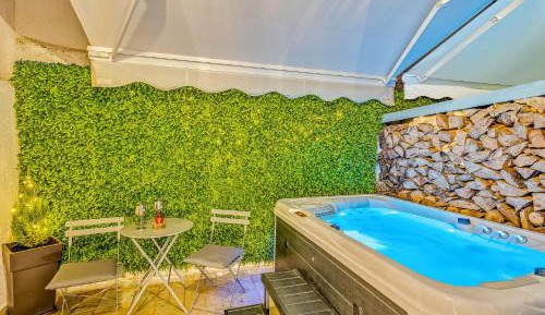 Apartment with Balcony and  Private Jacuzzi