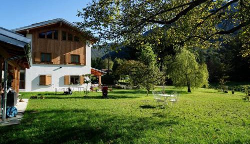 Apartment with Mountain View