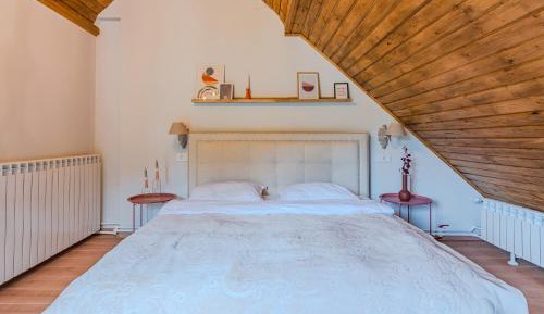 Deluxe Two-Bedroom Apartment with Garden View