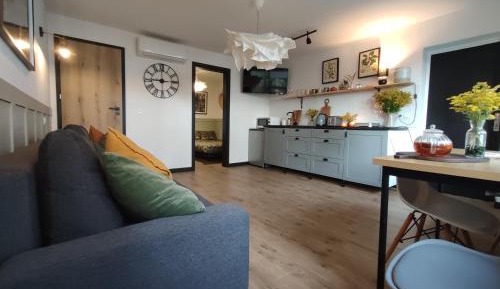 One-Bedroom Apartment with Lake View