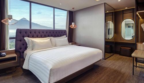 Executive King Suite with Mountain View