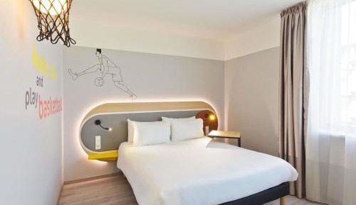 Room with Queen Bed and Sofa Bed