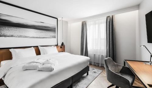 Junior King Suite with Sofa