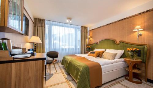 Deluxe Queen Room with Mountain View