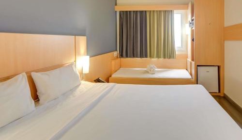 Standard Room with One Double Bed and One Single Bed