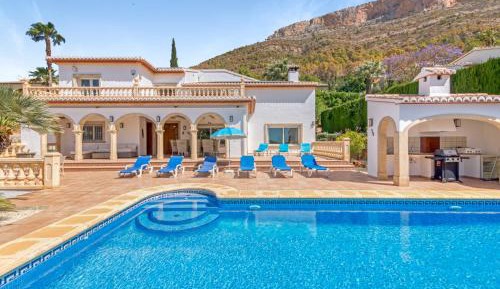 Villa with Garden View