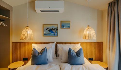 Bungalow - Water Front 