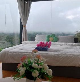 Apartment with Mountain View