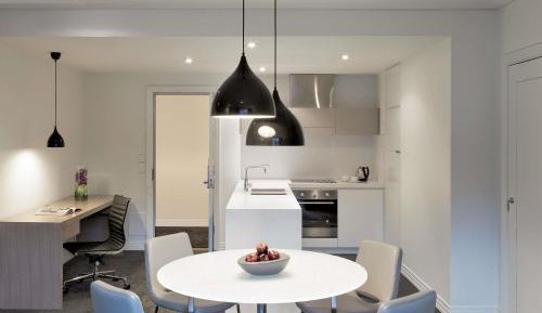 One-Bedroom Apartment with King Bed and Kitchenette 