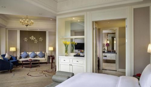 Junior King Suite - Corner Room/Club Access 